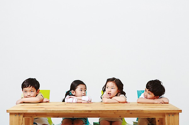 포토 JPG 스튜디오촬영 여자 어린이교육 남자 엎드리기 실내 앉기 여러명 상반신 앞모습 유치원생 한국인 지루함 책상 흰배경 나무책상 어린이만 국내포토 교육 감정 어린이 뷰포인트 가구 다수 백그라운드 모션 사람 동양인 내부 목재 흰색 파일형식