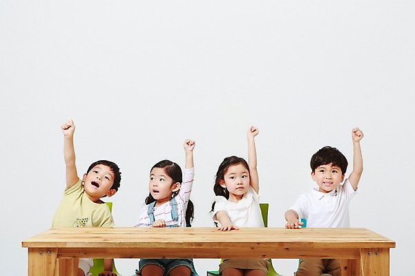 포토 JPG 스튜디오촬영 여자 어린이교육 남자 한손 실내 앉기 여러명 상반신 앞모습 손들기 주먹 유치원생 한국인 발표 질문 책상 흰배경 나무책상 어린이만 국내포토 손 교육 어린이 뷰포인트 가구 다수 백그라운드 모션 사람 동양인 내부 목재 흰색 파일형식