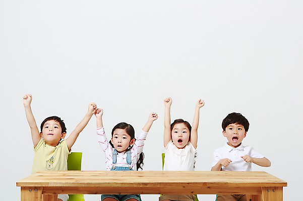 포토 JPG 스튜디오촬영 여자 어린이교육 남자 실내 앉기 여러명 상반신 앞모습 손들기 주먹 유치원생 한국인 양손 발표 질문 책상 흰배경 나무책상 어린이만 국내포토 손 교육 어린이 뷰포인트 가구 다수 백그라운드 모션 사람 동양인 내부 목재 흰색 파일형식