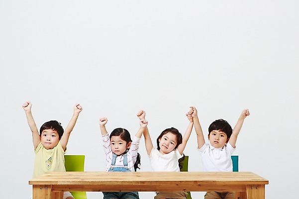 포토 JPG 스튜디오촬영 여자 어린이교육 남자 실내 앉기 여러명 상반신 앞모습 손들기 주먹 유치원생 한국인 양손 발표 질문 책상 흰배경 나무책상 어린이만 국내포토 손 교육 어린이 뷰포인트 가구 다수 백그라운드 모션 사람 동양인 내부 목재 흰색 파일형식