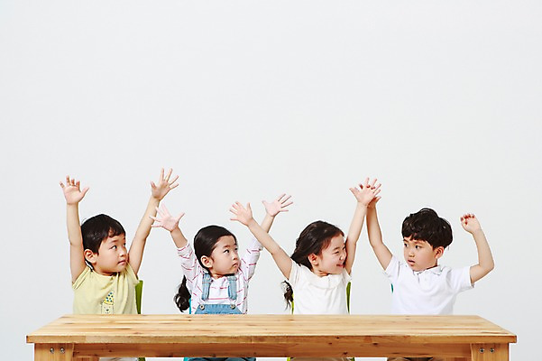 포토 JPG 스튜디오촬영 여자 어린이교육 남자 실내 앉기 여러명 상반신 앞모습 손들기 유치원생 한국인 양손 발표 질문 책상 흰배경 나무책상 어린이만 국내포토 손 교육 어린이 뷰포인트 가구 다수 백그라운드 모션 사람 동양인 내부 목재 흰색 파일형식