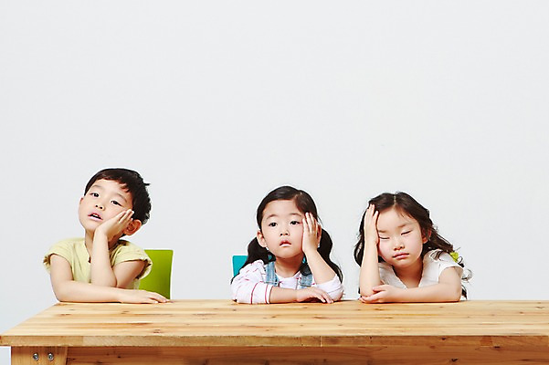 포토 JPG 스튜디오촬영 여자 어린이교육 남자 실내 앉기 상반신 앞모습 세명 턱괴기 유치원생 한국인 지루함 책상 흰배경 나무책상 어린이만 국내포토 교육 감정 어린이 뷰포인트 가구 백그라운드 모션 사람 동양인 내부 목재 흰색 파일형식