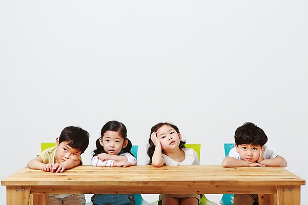 포토 JPG 스튜디오촬영 여자 어린이교육 남자 엎드리기 실내 앉기 여러명 상반신 앞모습 턱괴기 유치원생 한국인 지루함 책상 흰배경 나무책상 어린이만 국내포토 교육 감정 어린이 뷰포인트 가구 다수 백그라운드 모션 사람 동양인 내부 목재 흰색 파일형식