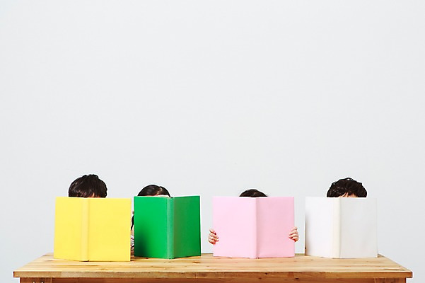 포토 JPG 스튜디오촬영 손 여자 어린이교육 남자 실내 앉기 여러명 신체부위 책 독서 머리 유치원생 한국인 잡기 책상 흰배경 얼굴가리기 나무책상 어린이만 국내포토 교육 어린이 가구 다수 백그라운드 모션 사람 동양인 내부 목재 흰색 가림 파일형식