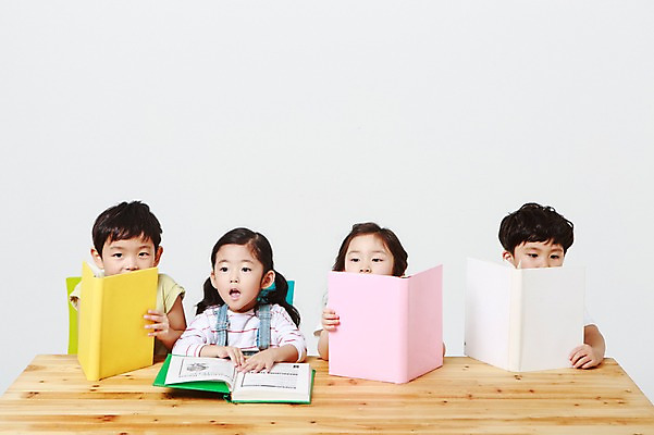 포토 JPG 스튜디오촬영 여자 어린이교육 남자 실내 앉기 여러명 상반신 앞모습 책 독서 유치원생 펼침 한국인 책상 흰배경 나무책상 어린이만 국내포토 교육 어린이 뷰포인트 가구 다수 백그라운드 모션 사람 동양인 내부 목재 흰색 파일형식