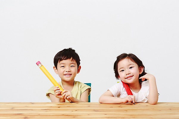 포토 JPG 스튜디오촬영 여자 어린이교육 남자 실내 앉기 상반신 두명 앞모습 유치원생 한국인 책상 흰배경 나무책상 어린이만 국내포토 교육 어린이 뷰포인트 가구 백그라운드 모션 사람 동양인 내부 목재 흰색 파일형식