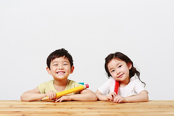 포토 JPG 스튜디오촬영 여자 어린이교육 남자 실내 앉기 상반신 두명 앞모습 유치원생 한국인 책상 흰배경 나무책상 어린이만 국내포토 교육 어린이 뷰포인트 가구 백그라운드 모션 사람 동양인 내부 목재 흰색 파일형식