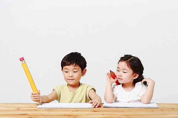 포토 JPG 스튜디오촬영 여자 어린이교육 남자 실내 앉기 상반신 두명 앞모습 유치원생 한국인 책상 흰배경 나무책상 어린이만 국내포토 교육 어린이 뷰포인트 가구 백그라운드 모션 사람 동양인 내부 목재 흰색 파일형식