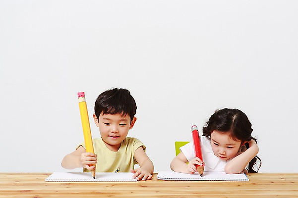 포토 JPG 스튜디오촬영 여자 어린이교육 남자 실내 앉기 상반신 두명 앞모습 유치원생 한국인 책상 흰배경 나무책상 어린이만 국내포토 교육 어린이 뷰포인트 가구 백그라운드 모션 사람 동양인 내부 목재 흰색 파일형식