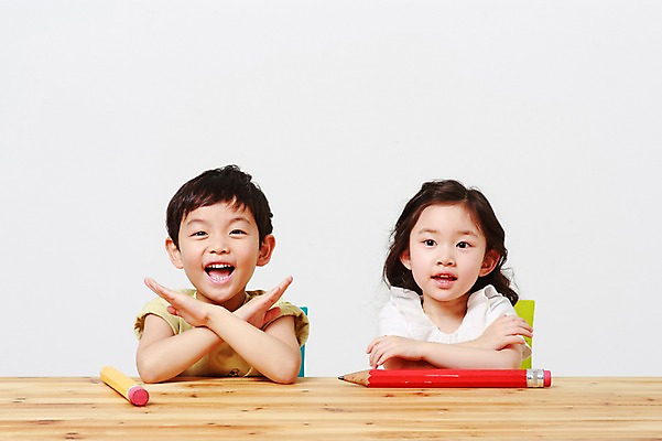 포토 JPG 스튜디오촬영 여자 어린이교육 남자 실내 앉기 상반신 두명 앞모습 유치원생 한국인 책상 흰배경 나무책상 어린이만 국내포토 교육 어린이 뷰포인트 가구 백그라운드 모션 사람 동양인 내부 목재 흰색 파일형식