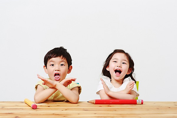 포토 JPG 스튜디오촬영 여자 어린이교육 남자 실내 앉기 상반신 두명 앞모습 유치원생 한국인 책상 흰배경 나무책상 어린이만 국내포토 교육 어린이 뷰포인트 가구 백그라운드 모션 사람 동양인 내부 목재 흰색 파일형식