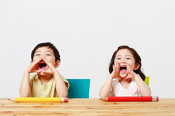 포토 JPG 스튜디오촬영 여자 어린이교육 남자 실내 앉기 상반신 두명 앞모습 유치원생 한국인 책상 흰배경 나무책상 어린이만 국내포토 교육 어린이 뷰포인트 가구 백그라운드 모션 사람 동양인 내부 목재 흰색 파일형식