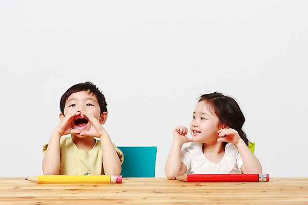 포토 JPG 스튜디오촬영 여자 어린이교육 남자 실내 앉기 상반신 두명 앞모습 유치원생 한국인 책상 흰배경 나무책상 어린이만 국내포토 교육 어린이 뷰포인트 가구 백그라운드 모션 사람 동양인 내부 목재 흰색 파일형식