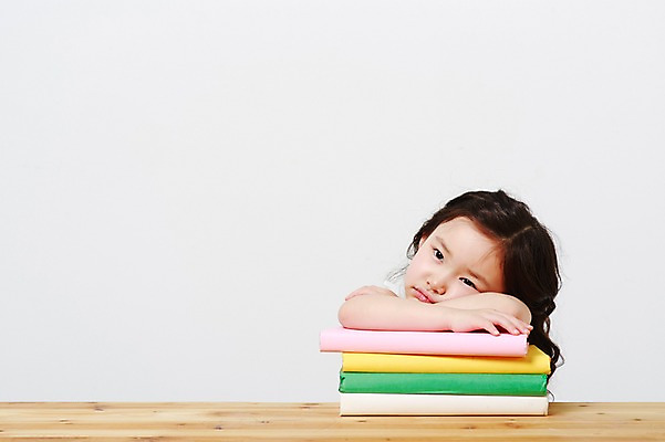 포토 JPG 스튜디오촬영 여자 어린이교육 엎드리기 실내 한명 앉기 상반신 앞모습 책 쌓기 유치원생 한국인 지루함 책상 흰배경 나무책상 어린이만 소녀한명만 국내포토 1 교육 감정 어린이 뷰포인트 가구 백그라운드 모션 사람 동양인 내부 목재 흰색 여자한명만 소녀만 파일형식