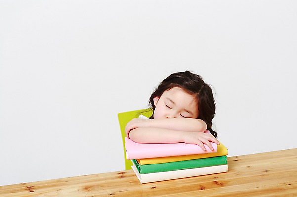 포토 JPG 스튜디오촬영 여자 어린이교육 엎드리기 실내 한명 앉기 상반신 앞모습 책 쌓기 눈감음 유치원생 한국인 잠 지루함 책상 흰배경 나무책상 어린이만 소녀한명만 국내포토 1 교육 감정 어린이 뷰포인트 가구 백그라운드 모션 사람 동양인 내부 목재 흰색 여자한명만 소녀만 파일형식
