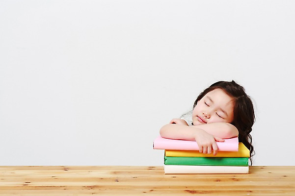 포토 JPG 스튜디오촬영 여자 어린이교육 엎드리기 실내 한명 앉기 상반신 앞모습 책 쌓기 눈감음 유치원생 한국인 잠 지루함 책상 흰배경 나무책상 어린이만 소녀한명만 국내포토 1 교육 감정 어린이 뷰포인트 가구 백그라운드 모션 사람 동양인 내부 목재 흰색 여자한명만 소녀만 파일형식