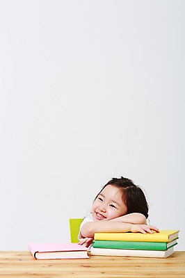 포토 JPG 스튜디오촬영 여자 어린이교육 엎드리기 실내 한명 미소 앉기 상반신 앞모습 책 쌓기 유치원생 한국인 책상 흰배경 나무책상 어린이만 소녀한명만 국내포토 1 교육 어린이 뷰포인트 가구 백그라운드 모션 표정 사람 동양인 내부 목재 흰색 여자한명만 소녀만 파일형식