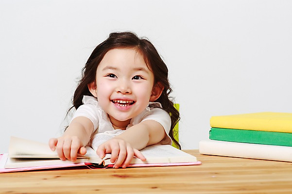 포토 JPG 스튜디오촬영 여자 어린이교육 실내 한명 미소 앉기 상반신 앞모습 책 독서 쌓기 유치원생 펼침 한국인 책상 흰배경 나무책상 어린이만 소녀한명만 국내포토 1 교육 어린이 뷰포인트 가구 백그라운드 모션 표정 사람 동양인 내부 목재 흰색 여자한명만 소녀만 파일형식