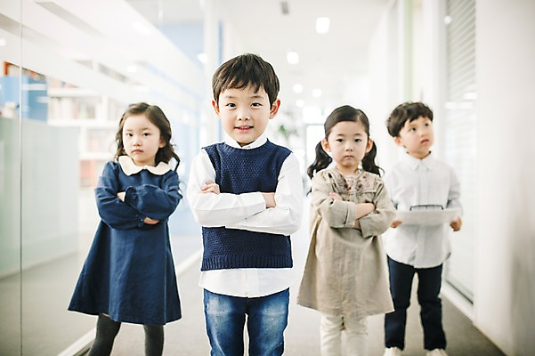 포토 JPG 여자 남자 새로움 실내 서기 여러명 상반신 앞모습 사무실 팔짱 유치원생 한국인 복도 리더 키즈비즈니스 설레임 어린이만 국내포토 감정 어린이 뷰포인트 다수 컨셉 비즈니스 모션 사람 동양인 내부 파일형식