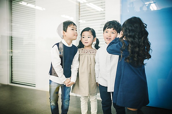 포토 JPG 여자 남자 유리 새로움 실내 말하기 서기 여러명 상반신 사무실 유치원생 듣기 한국인 복도 귓속말 구경 키즈비즈니스 손모으기 설레임 어린이만 국내포토 감정 어린이 다수 컨셉 비즈니스 모션 재질 사람 동양인 손짓 내부 파일형식