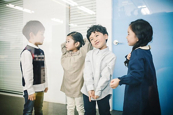 포토 JPG 여자 남자 유리 새로움 실내 서기 미소 여러명 상반신 앞모습 옆모습 사무실 마주보기 유치원생 한국인 복도 구경 키즈비즈니스 손모으기 설레임 어린이만 국내포토 감정 어린이 뷰포인트 다수 컨셉 비즈니스 모션 재질 표정 사람 동양인 손짓 내부 파일형식