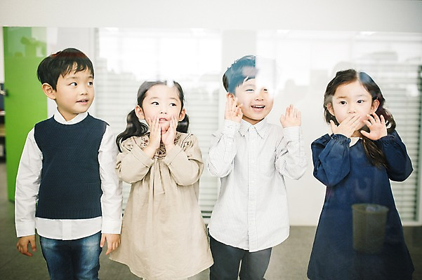 포토 JPG 응시 여자 남자 유리 새로움 실내 서기 미소 여러명 상반신 앞모습 사무실 유치원생 한국인 복도 구경 키즈비즈니스 설레임 어린이만 국내포토 시선 감정 어린이 뷰포인트 다수 컨셉 비즈니스 모션 재질 표정 사람 동양인 내부 파일형식