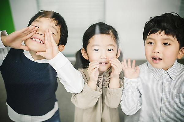 포토 JPG 여자 남자 유리 새로움 실내 미소 손짓 상반신 앞모습 세명 사무실 외침 유치원생 한국인 복도 구경 키즈비즈니스 설레임 어린이만 국내포토 감정 어린이 뷰포인트 컨셉 비즈니스 모션 재질 표정 사람 동양인 내부 소리 파일형식