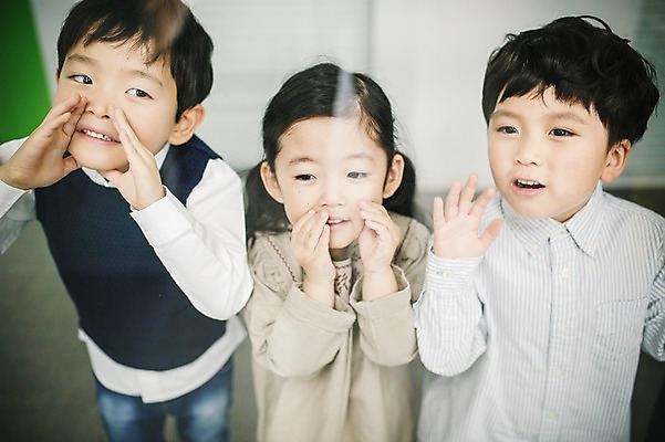 포토 JPG 여자 남자 유리 새로움 실내 미소 손짓 상반신 앞모습 세명 사무실 외침 유치원생 한국인 복도 구경 키즈비즈니스 설레임 어린이만 국내포토 감정 어린이 뷰포인트 컨셉 비즈니스 모션 재질 표정 사람 동양인 내부 소리 파일형식