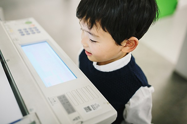 포토 JPG 응시 남자 실내 한명 상반신 사무실 유치원생 한국인 인쇄 인쇄기 키즈비즈니스 어린이만 소년한명만 국내포토 1 시선 어린이 비즈니스 사람 동양인 내부 전자제품 남자한명만 소년만 파일형식