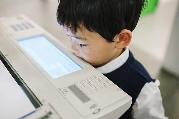 포토 JPG 응시 남자 실내 한명 상반신 사무실 유치원생 한국인 인쇄 인쇄기 키즈비즈니스 어린이만 소년한명만 국내포토 1 시선 어린이 비즈니스 사람 동양인 내부 전자제품 남자한명만 소년만 파일형식