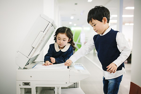 포토 JPG 여자 남자 종이 실내 서기 상반신 두명 앞모습 옆모습 사무실 유치원생 한국인 인쇄 인쇄기 문서 키즈비즈니스 어린이만 국내포토 어린이 뷰포인트 비즈니스 모션 사람 동양인 내부 전자제품 파일형식