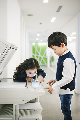 포토 JPG 여자 남자 종이 실내 서기 상반신 두명 앞모습 옆모습 사무실 유치원생 터치 한국인 누름 인쇄 인쇄기 문서 키즈비즈니스 어린이만 국내포토 어린이 뷰포인트 비즈니스 모션 사람 동양인 내부 전자제품 파일형식