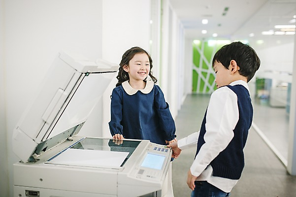 포토 JPG 여자 남자 종이 버튼 실내 서기 미소 상반신 두명 앞모습 옆모습 사무실 유치원생 한국인 누름 인쇄 인쇄기 문서 키즈비즈니스 어린이만 국내포토 어린이 뷰포인트 비즈니스 모션 표정 사람 동양인 내부 전자제품 파일형식