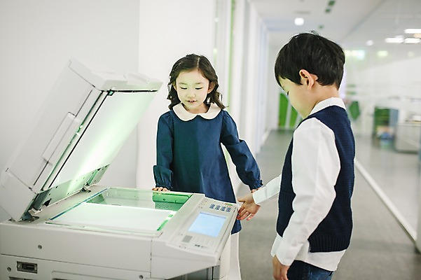 포토 JPG 여자 남자 종이 실내 서기 상반신 두명 앞모습 옆모습 사무실 유치원생 한국인 인쇄 인쇄기 문서 키즈비즈니스 어린이만 국내포토 어린이 뷰포인트 비즈니스 모션 사람 동양인 내부 전자제품 파일형식