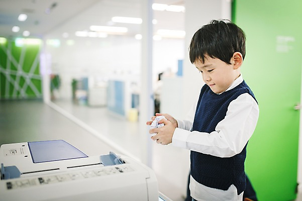 포토 JPG 남자 종이 실내 한명 서기 상반신 옆모습 사무실 유치원생 한국인 인쇄기 문서 키즈비즈니스 구김 어린이만 소년한명만 국내포토 1 어린이 뷰포인트 비즈니스 모션 사람 동양인 내부 전자제품 남자한명만 소년만 파일형식