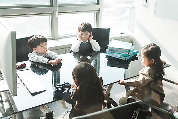 포토 JPG 여자 남자 회의 실내 앉기 여러명 상반신 앞모습 뒷모습 컴퓨터 사무실 쌓기 유치원생 한국인 회의실 파일 키즈비즈니스 미팅룸 어린이만 국내포토 어린이 뷰포인트 다수 비즈니스 모션 사람 동양인 내부 전자제품 파일형식