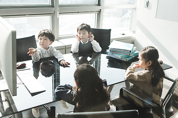 포토 JPG 여자 남자 회의 실내 앉기 여러명 상반신 앞모습 뒷모습 컴퓨터 사무실 쌓기 유치원생 한국인 회의실 파일 키즈비즈니스 미팅룸 어린이만 국내포토 어린이 뷰포인트 다수 비즈니스 모션 사람 동양인 내부 전자제품 파일형식