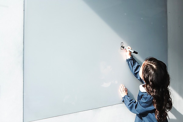 포토 JPG 여자 실내 한명 상반신 뒷모습 사무실 칠판 유치원생 한국인 기록 회의실 키즈비즈니스 미팅룸 보드마카 어린이만 소녀한명만 국내포토 1 어린이 뷰포인트 비즈니스 사람 동양인 내부 펜 여자한명만 소녀만 파일형식