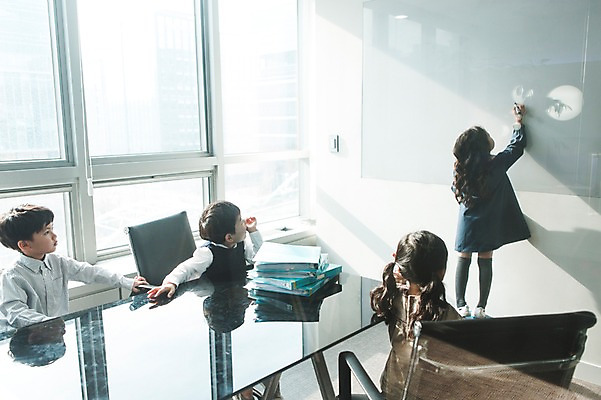 포토 JPG 응시 여자 남자 회의 실내 서기 앉기 여러명 상반신 사무실 칠판 유치원생 한국인 기록 회의실 키즈비즈니스 미팅룸 보드마카 어린이만 국내포토 시선 어린이 다수 비즈니스 모션 사람 동양인 내부 펜 파일형식