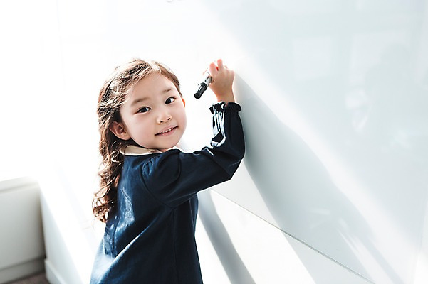 포토 JPG 여자 실내 한명 상반신 옆모습 사무실 칠판 유치원생 한국인 기록 회의실 키즈비즈니스 미팅룸 보드마카 어린이만 소녀한명만 국내포토 1 어린이 뷰포인트 비즈니스 사람 동양인 내부 펜 여자한명만 소녀만 파일형식