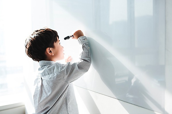 포토 JPG 남자 실내 한명 상반신 옆모습 사무실 칠판 유치원생 한국인 기록 회의실 키즈비즈니스 미팅룸 보드마카 어린이만 소년한명만 국내포토 1 어린이 뷰포인트 비즈니스 사람 동양인 내부 펜 남자한명만 소년만 파일형식