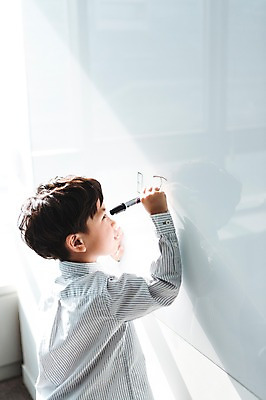 포토 JPG 남자 실내 한명 상반신 옆모습 사무실 칠판 유치원생 한국인 기록 회의실 키즈비즈니스 미팅룸 보드마카 어린이만 소년한명만 국내포토 1 어린이 뷰포인트 비즈니스 사람 동양인 내부 펜 남자한명만 소년만 파일형식