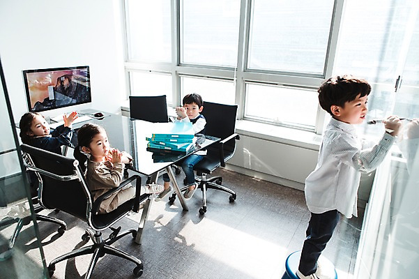 포토 JPG 전신 여자 남자 실내 서기 앉기 여러명 옆모습 컴퓨터 사무실 쌓기 칠판 유치원생 한국인 기록 회의실 파일 키즈비즈니스 미팅룸 보드마카 어린이만 국내포토 어린이 뷰포인트 다수 비즈니스 모션 사람 동양인 내부 전자제품 펜 파일형식