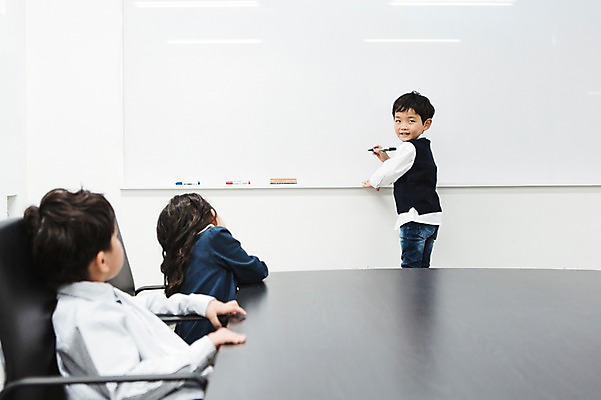 포토 JPG 여자 남자 실내 서기 앉기 상반신 뒷모습 세명 사무실 칠판 유치원생 한국인 기록 뒤돌아보기 회의실 키즈비즈니스 미팅룸 보드마카 어린이만 국내포토 어린이 뷰포인트 비즈니스 모션 사람 동양인 내부 펜 파일형식