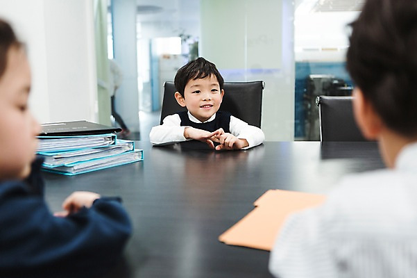 포토 JPG 여자 남자 실내 미소 앉기 상반신 앞모습 뒷모습 세명 사무실 쌓기 유치원생 한국인 회의실 파일 키즈비즈니스 미팅룸 어린이만 국내포토 어린이 뷰포인트 비즈니스 모션 표정 사람 동양인 내부 파일형식