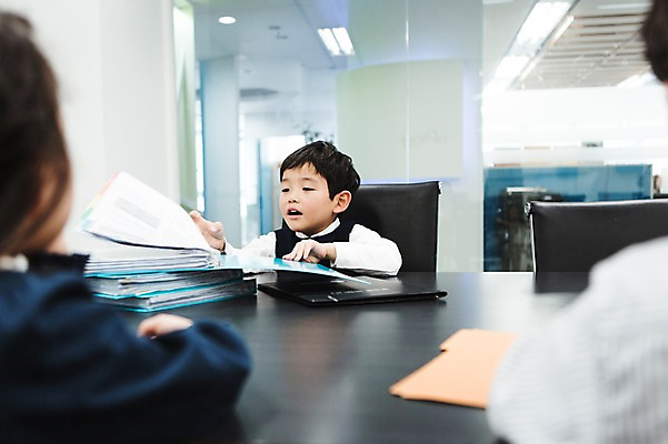 포토 JPG 여자 남자 실내 앉기 상반신 앞모습 뒷모습 세명 사무실 쌓기 유치원생 펼침 한국인 읽기 회의실 파일 키즈비즈니스 미팅룸 어린이만 국내포토 어린이 뷰포인트 비즈니스 모션 사람 동양인 내부 파일형식