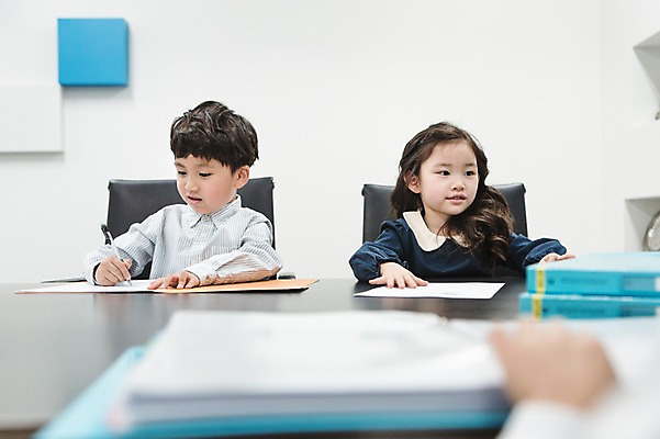 포토 JPG 여자 남자 실내 앉기 상반신 두명 앞모습 사무실 유치원생 펼침 한국인 기록 회의실 파일 키즈비즈니스 미팅룸 어린이만 국내포토 어린이 뷰포인트 비즈니스 모션 사람 동양인 내부 파일형식
