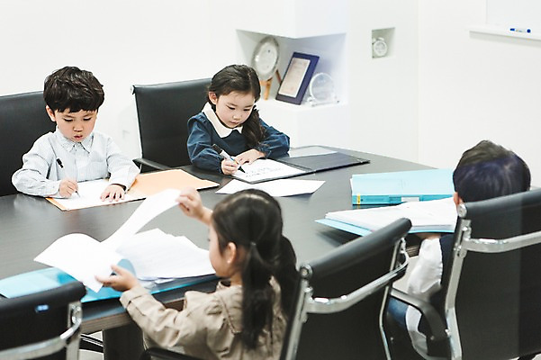 포토 JPG 여자 남자 실내 앉기 여러명 상반신 앞모습 뒷모습 사무실 유치원생 펼침 한국인 기록 회의실 파일 키즈비즈니스 미팅룸 어린이만 국내포토 어린이 뷰포인트 다수 비즈니스 모션 사람 동양인 내부 파일형식