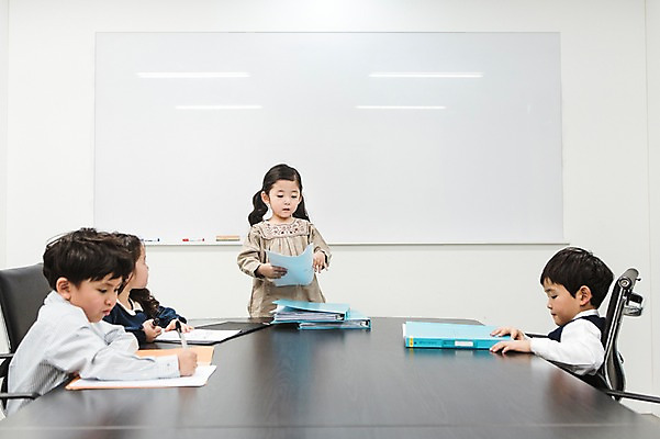 포토 JPG 여자 남자 실내 서기 앉기 여러명 상반신 앞모습 옆모습 사무실 유치원생 한국인 기록 발표 회의실 문서 파일 키즈비즈니스 미팅룸 어린이만 국내포토 어린이 뷰포인트 다수 비즈니스 모션 사람 동양인 내부 파일형식
