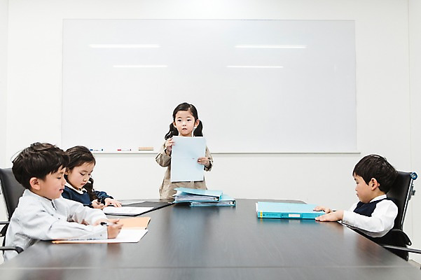 포토 JPG 여자 남자 실내 서기 앉기 여러명 상반신 앞모습 옆모습 사무실 유치원생 한국인 기록 발표 회의실 리더 문서 파일 키즈비즈니스 미팅룸 어린이만 국내포토 어린이 뷰포인트 다수 비즈니스 모션 사람 동양인 내부 파일형식